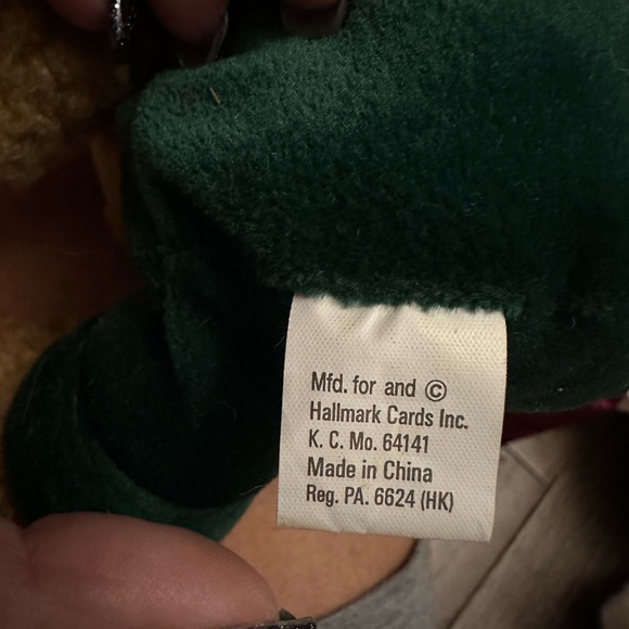 Vintage Hallmark Christmas Bear with Green Overalls, Snowflake Design - Picture 4 of 4